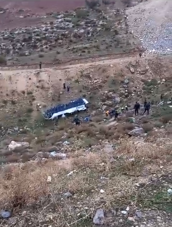 وفاة 5 اشخاص وإصابة 35 آخرين بحادث تدهور حافله في محافظة البلقاء 