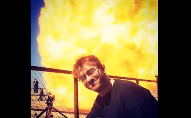 بالفيديو ..  شاهد قوة الانفجار الذي يرعب به رامز جلال ضيوفه في "رامز بيلعب بالنار"