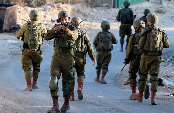 "الاحتلال" يحتجز فلسطينيين أثناء اقتحامه قلقيلية في الضفة