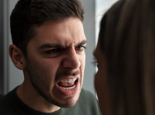 كيف أتعامل مع زوجي وهو عصبي ولا يقدر جهودي