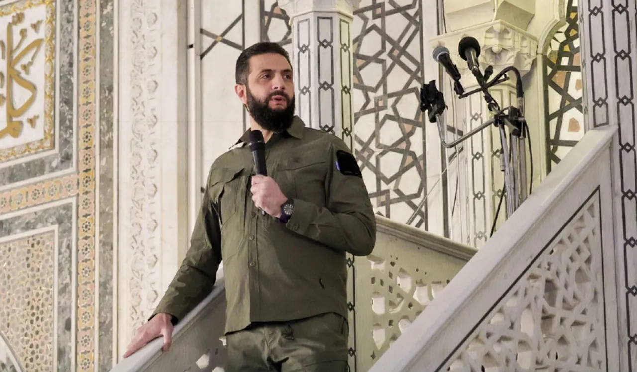 الشرع من منبر الجامع وفي ذكرى التحرير: أطيعوني ما أطعت الله فيكم