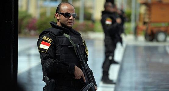 مصري يحاول تهريب 50 ألف جنيه بملابسه الداخلية