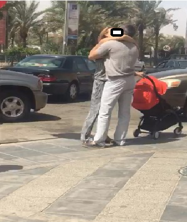 بالصور  ..  قبلات ومشاهد ساخنة لسائح و سائحة اجنبية في الشارع العام بالعقبة 
