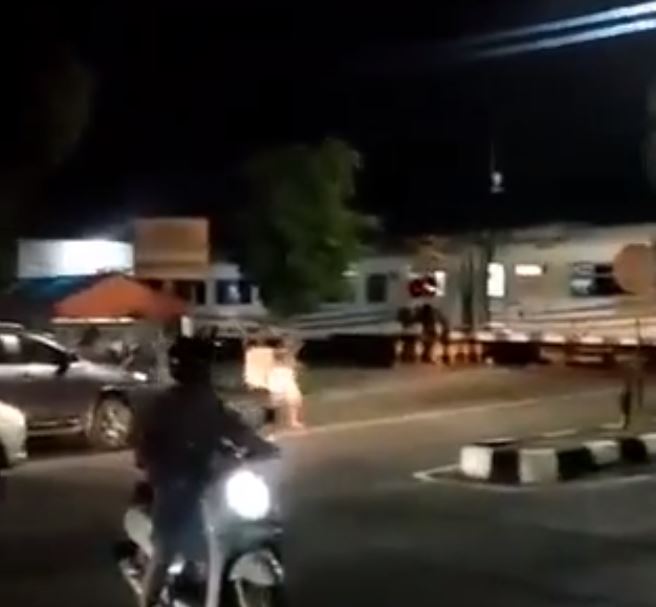 فيديو مروع ..  قطار يصطدم بشاحنة