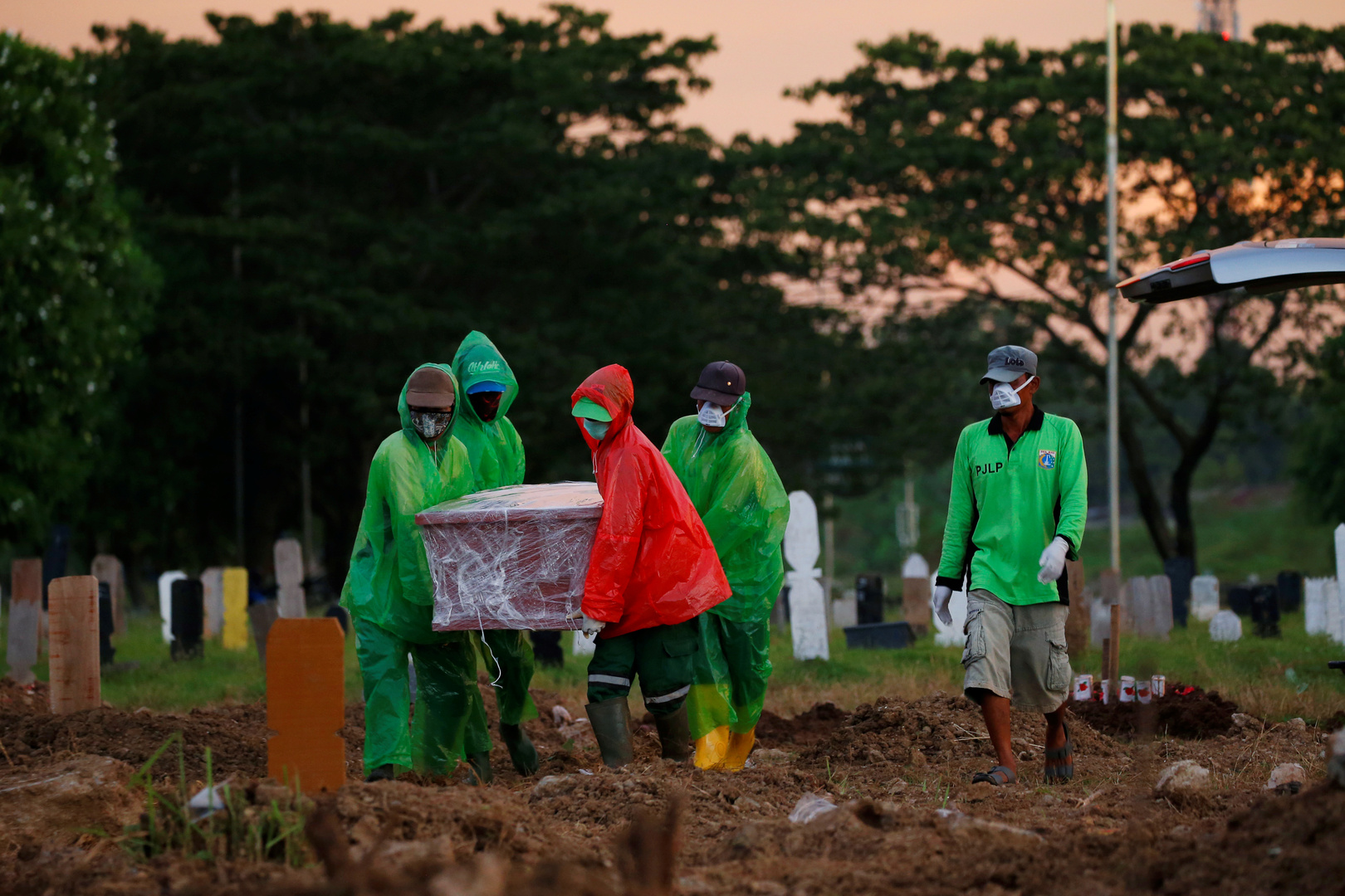 أمر مخيف يحدث في أندونيسيا يؤكد أن ضحايا فيروس كورونا ربما أكثر بكثير من المعلن عنه رسميا
