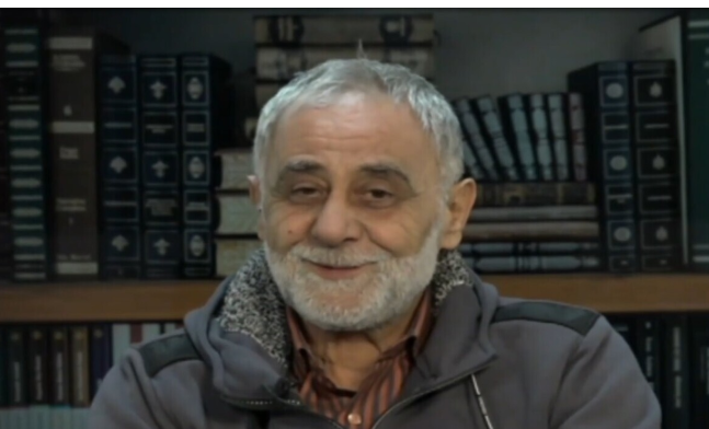  نجا بأعجوبة من الإعدام ..  نزيل سابق في سجون الأسد يحدد أحلى هدية داخل الزنازين (فيديو) 