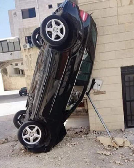 حادث تدهور مركبة بشكل "غريب" في عمان - صورة 