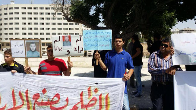 اعتصام أمام مجلس النواب يطالب بالإفراج عن مسلم ويحيى (صور)