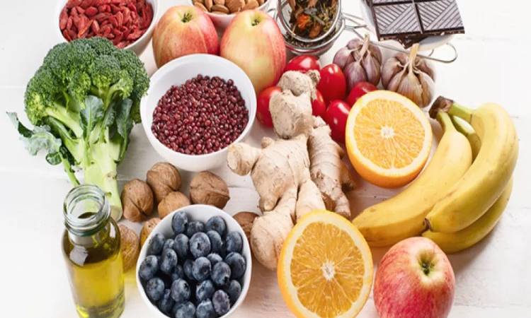 التغذية الشتوية ..  أطعمة تدعم المناعة وأخرى تهددها