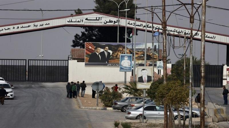 جابر السرحان تحت حصار الشاحنات ..  طوابير تمتد 15 كيلومترًا وتهدد حياة المواطنين