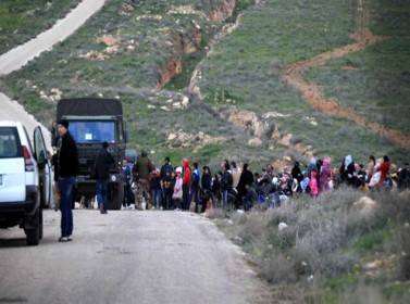 آلاف السوريين عالقون على الحدود غير الشرعية