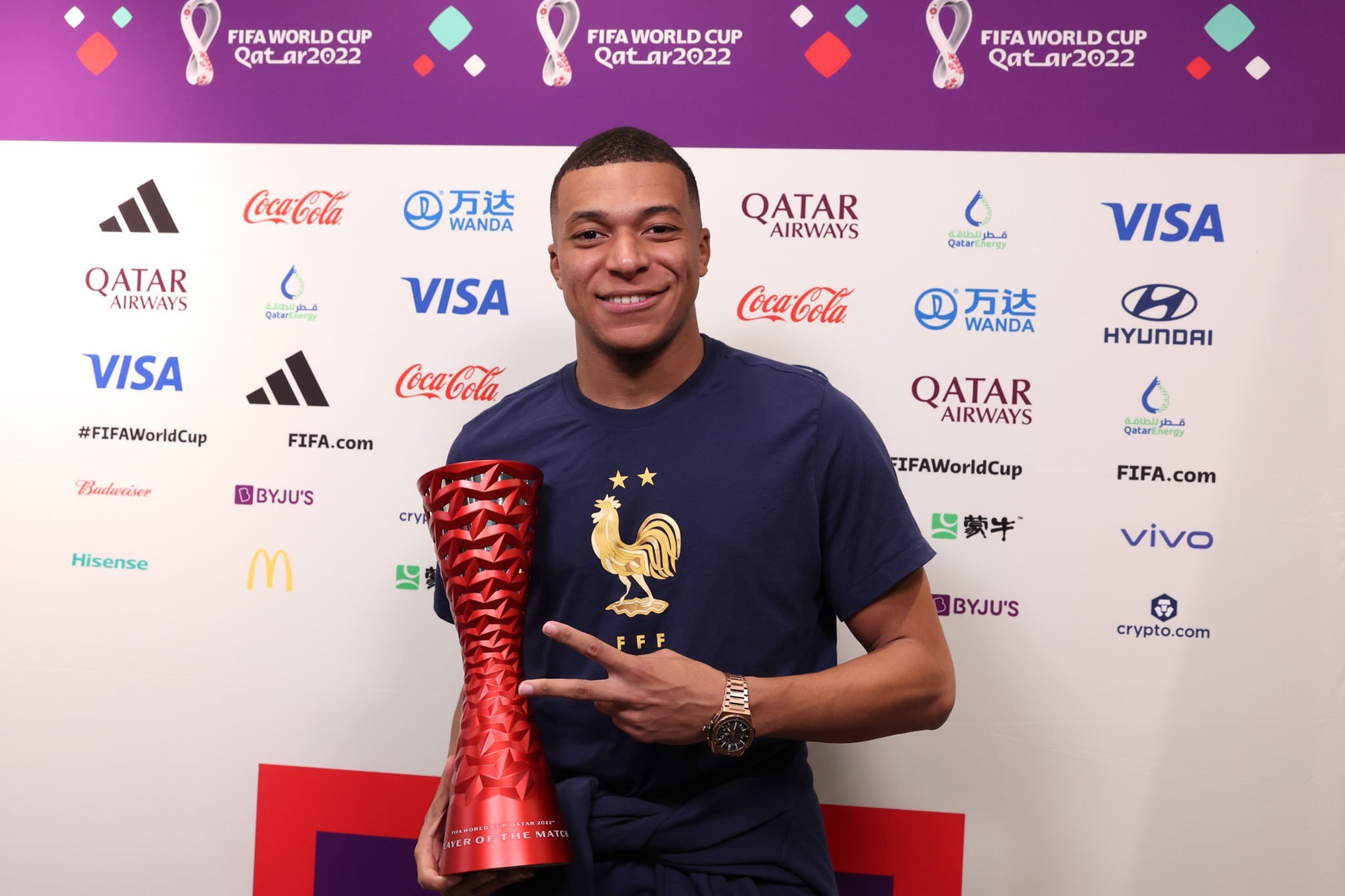 لسبب اخلاقي  ..  مبابي يخفي اسم راعي جائزة "أفضل لاعب في المباراة"