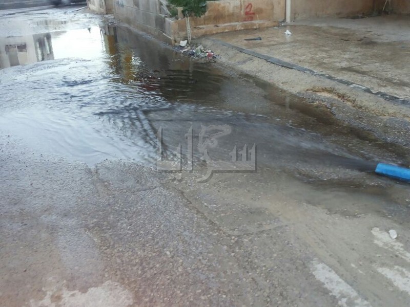 بالصور والفيديو  ..  المياه العادمة تغزو شوارع الجاردنز
