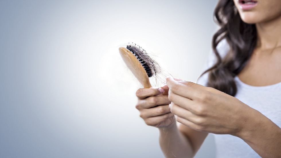 5 عوامل رئيسية تسبب تساقط الشعر