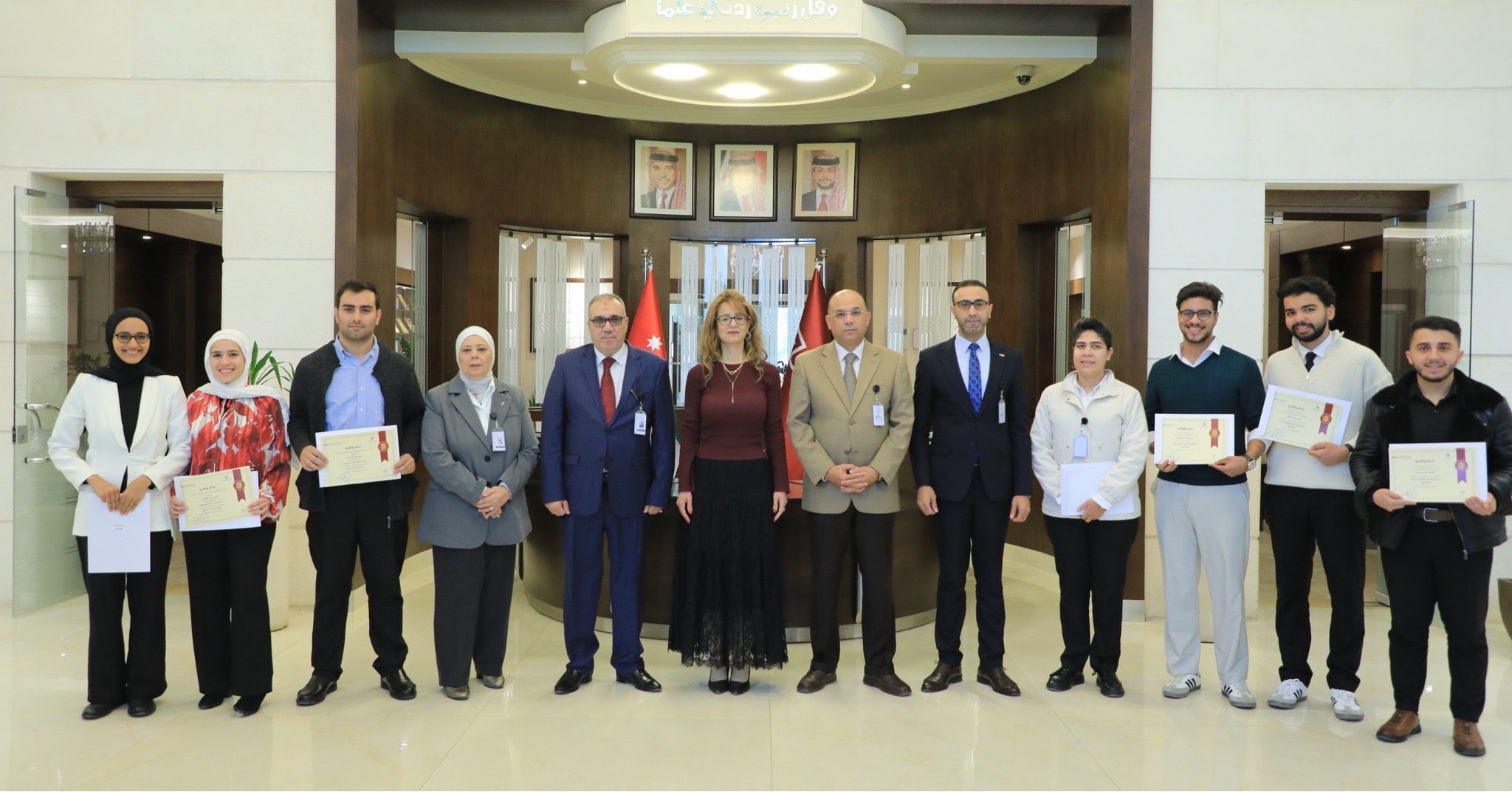 الشرق الأوسط" تكرم طلبة فائزين في هاكثون دولي وآخرين مثلوها في بطولة مناظرات 