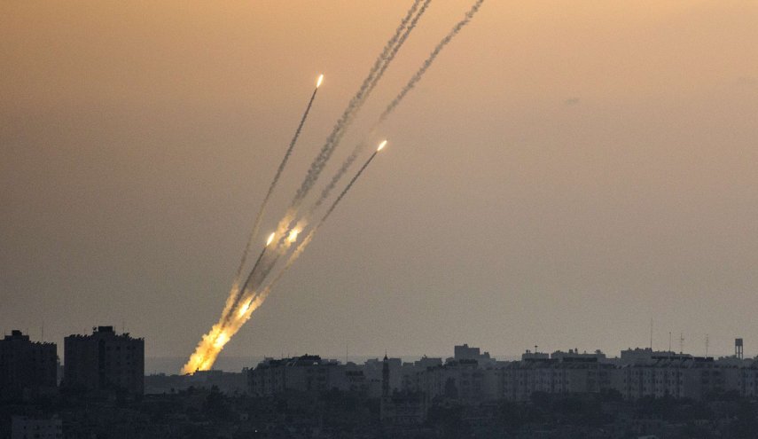 رشقة صاروخية من غزة تصل مطار ريمون ..  وإصابتان في تل أبيب