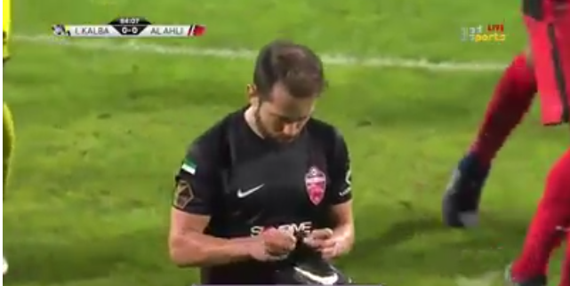 بالفيديو:طرد لاعب رفع الحذاء في وجه الحكم بالدوري الإماراتي!