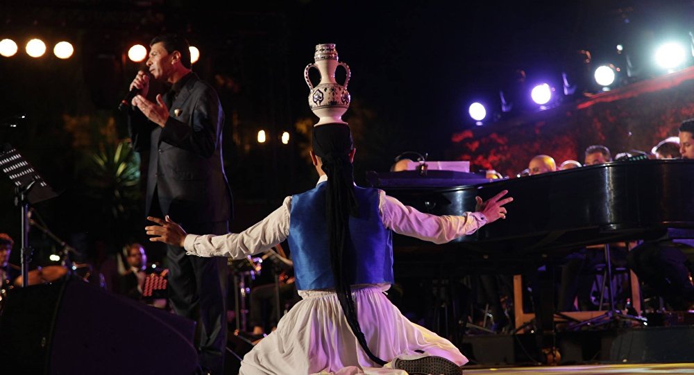 بالصور ..  ممثل سوري يثير ضجة واسعة في تونس ..  ظهر “عاريا تماما” على خشبة المسرح في مهرجان قرطاج
