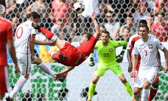 بولندا إلى ربع النهائي على حساب سويسرا بركلات الترجيح