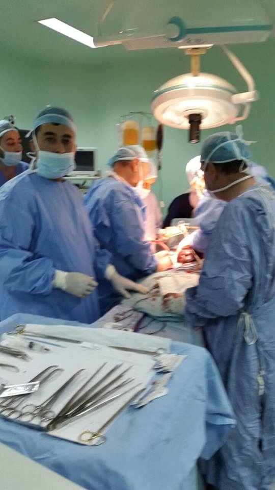 بالصور .. إستئصال ورم سرطاني لمريضة وزنه 5 كغم في مستشفى البشير 