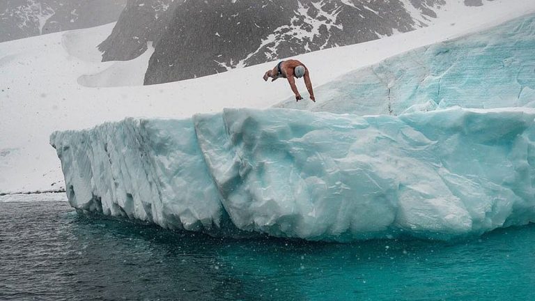 بالصور  ..  شاهد ..  أول شخص يسبح في القطب الجنوبي المتجمد