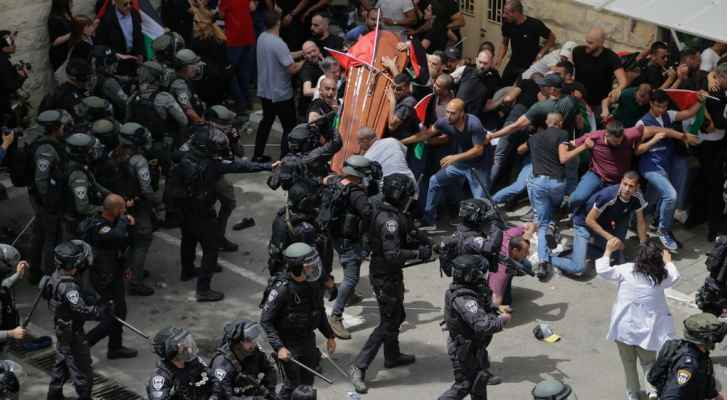 الاحتلال يصيب 33 مواطنا ويعتقل 14 خلال جنازة أبو عاقلة