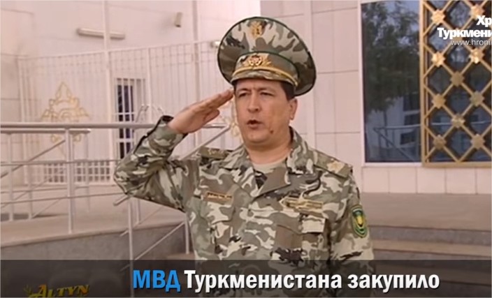 بالفيديو ..  رئيس دولة مسلمة يمارس “التفحيط” بسيارات السباق