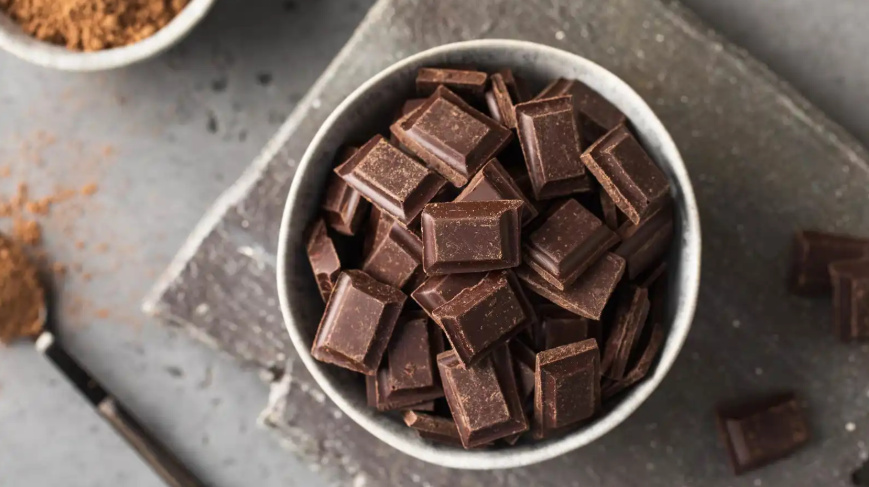 كيف تنقذ الشوكولاتة الداكنة قلبك وعقلك؟