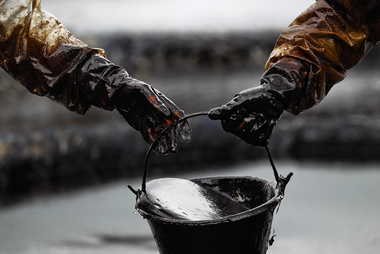 النفط يهبط مع صعود الدولار