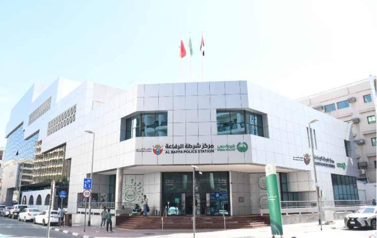 شرطة دبي تقبض على عصابة سرقت صاحب محل دون علمه