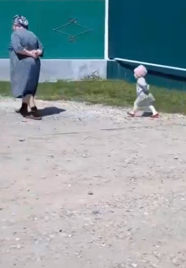 كانت ترافق جدتها كل صباح حتي أصبحت تمشي مثلها تماماً ..  فيديو