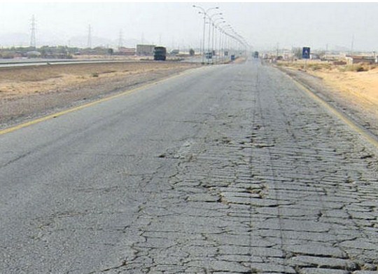 إحالة عطاءات تأهيل الطريق الصحراوي في تشرين الأول