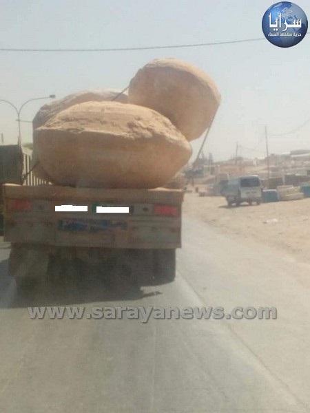 صور كارثية لصخور كبيرة محملة على شاحنة ايلة للسقوط على طريق الستين في الموقر 