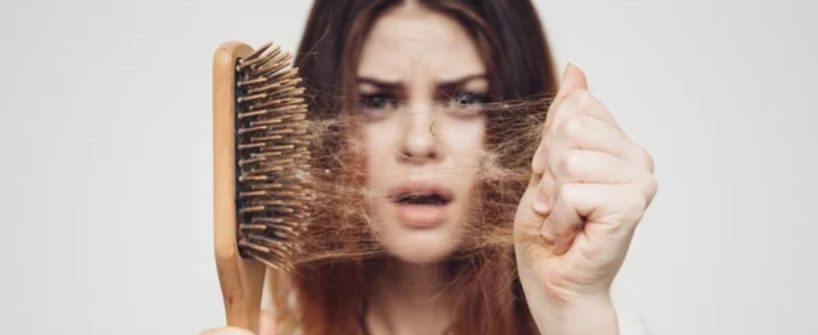 أسباب تساقط الشعر وطرق التعامل معه