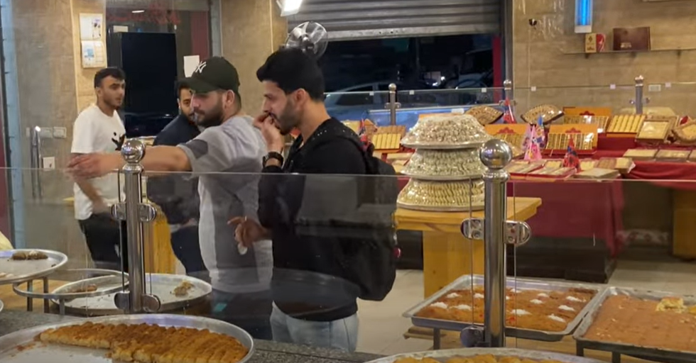الكاميرا الخفيه: مقلب بمحل حلويات