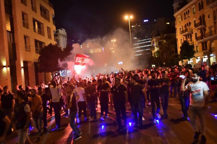 مواجهات بين متظاهرين وقوى الأمن في محيط القصر الرئاسي اللبناني  