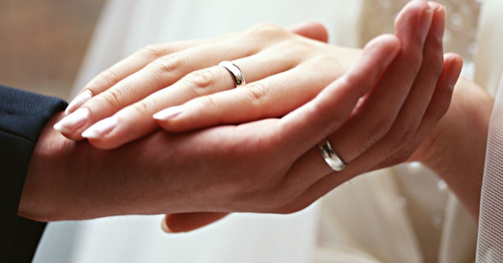 رجل يستعيد خاتم زواجه بعد 17 عاماً من فقدانه في بحيرة