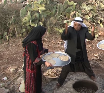 بالفيديو ..  كراكيش بالسمسم ..  حلوى الفلاح الفلسطيني