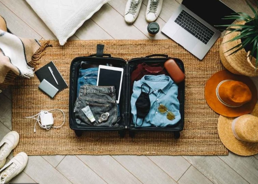 أدوات لا تسافر بدونها: قائمة عملية للمسافرين