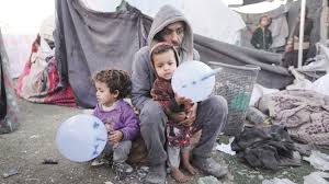 انعدام الحليب يهدد حياة 100 ألف طفل في غزة