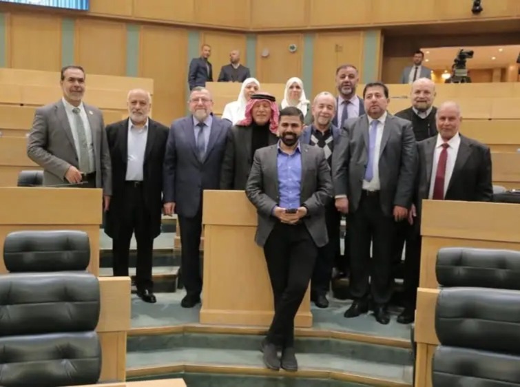 نواب العمل الإسلامي ينسحبون من الجلسة بعد رفض إضافة "مع مراعاة أحكام الشريعة"