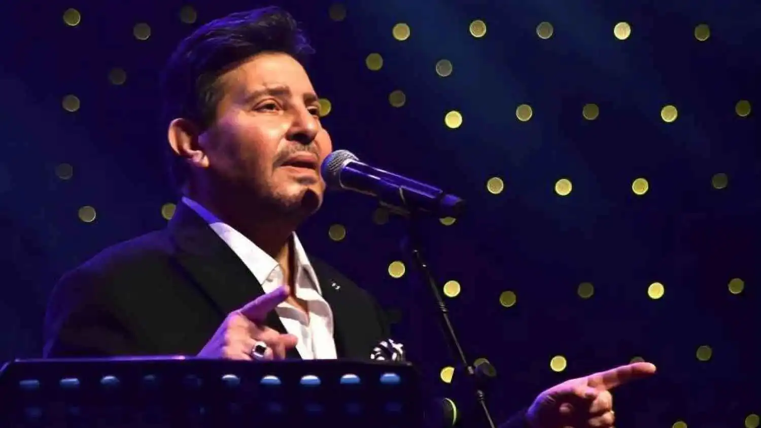 "المهن الموسيقية" توضح حقيقة وضع هاني شاكر  