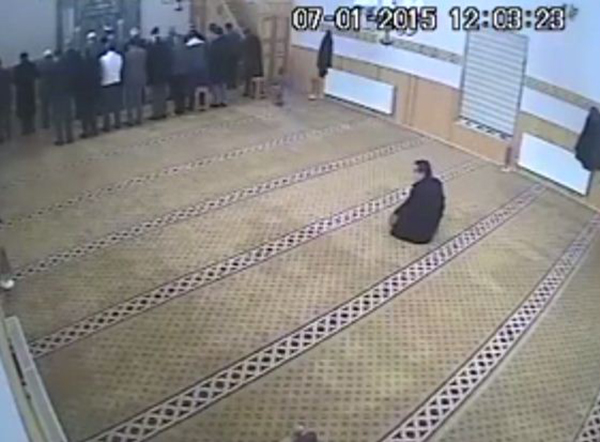 فيديو: طفل صغير يتسلل إلى مسجد ويتسبب في سقوط أحد المصلين على رأسه