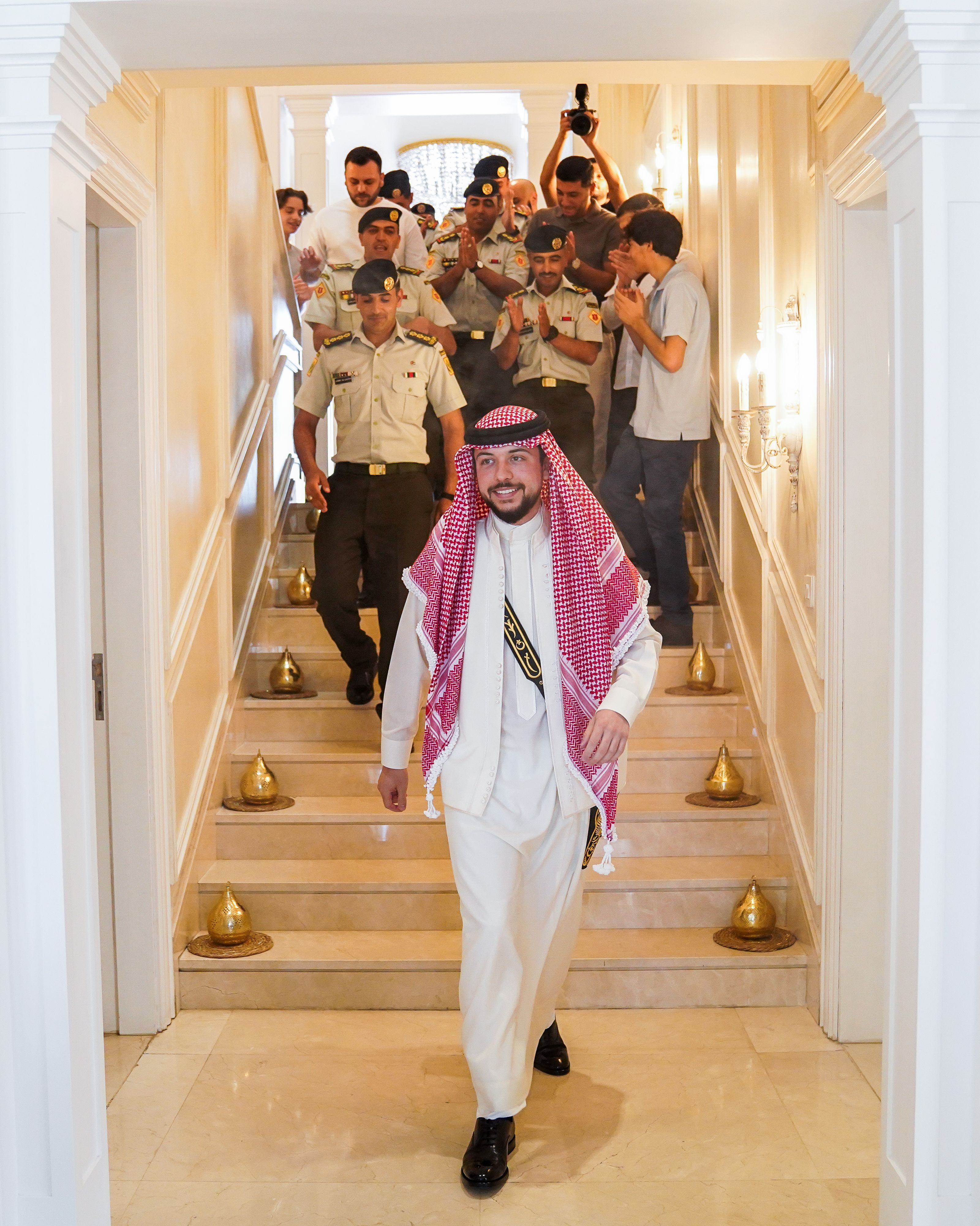 الأمير عمر بن فيصل يقيم حمام العريس لولي العهد  ..  صور 