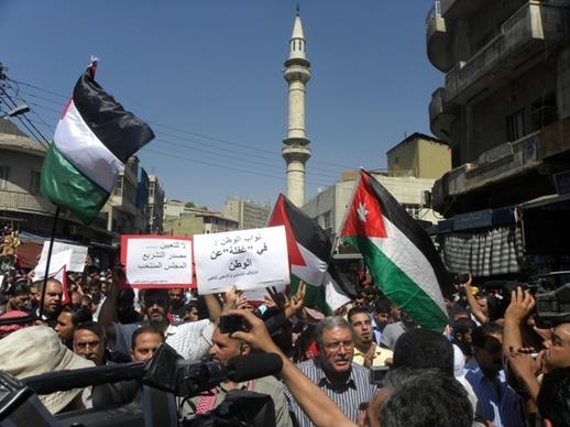 مسيرة في "الحسيني" رفضا لرفع الأسعار