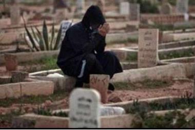 مصرية تعيش بجوار قبر زوجها منذ وفاته