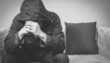 أميل للعزلة وجو الحزن وأحلام اليقظة .. فهل حالتي رهاب أم فصام