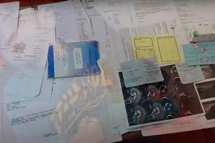 صورة تهز مواقع التواصل ..  الملايين يتعاطفون مع أب جزائري يكافح لعلاج ابنه