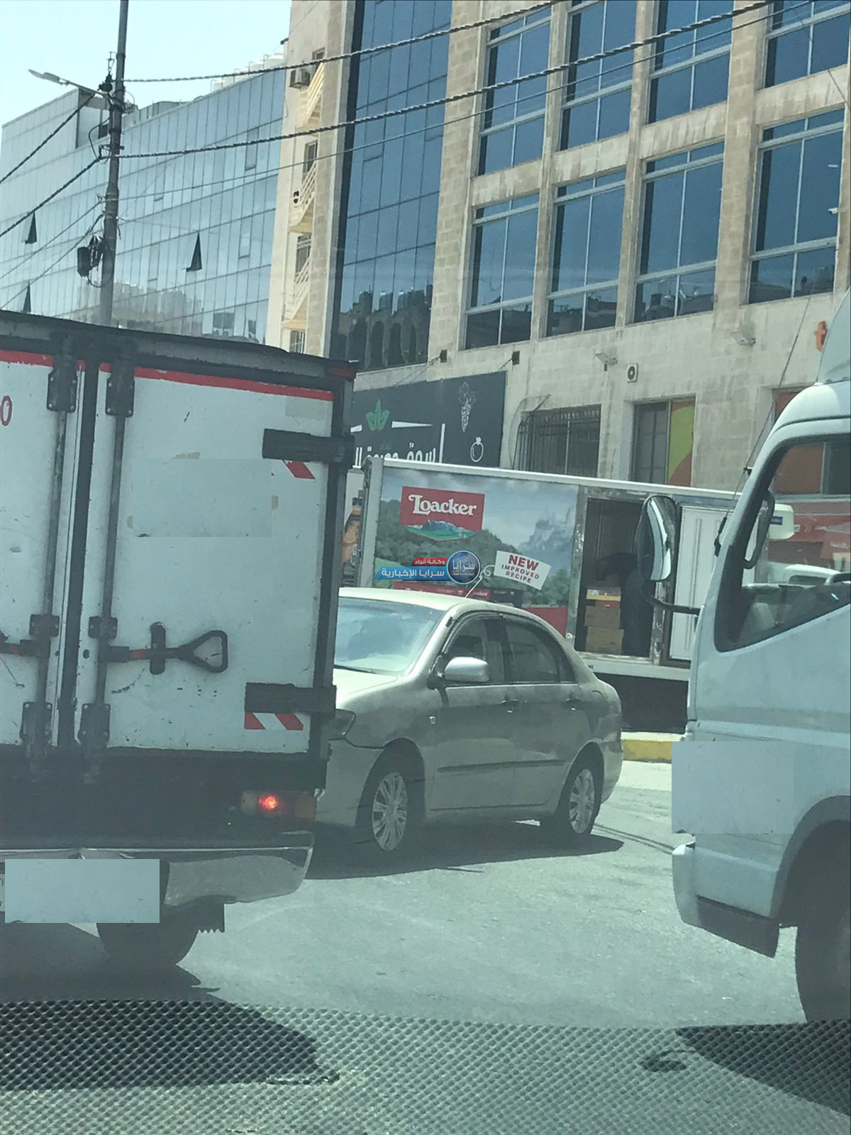 بالصور ..  متجر طلبات بشارع الـ"جاردنز" يُعطل حركة السير في الشارع العام 
