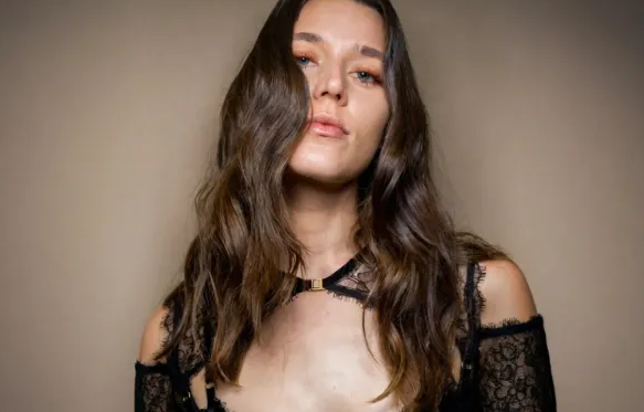 سر الشعر الكثيف واللامع ..  مكوّن تتناولينه كل صباح هل جربته؟